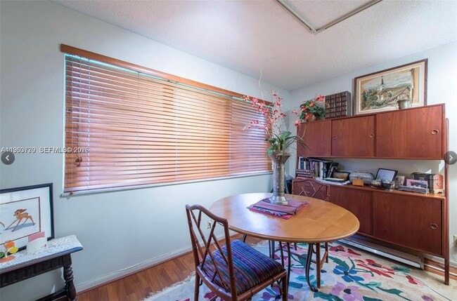 Building Photo - 2200 Park Ln