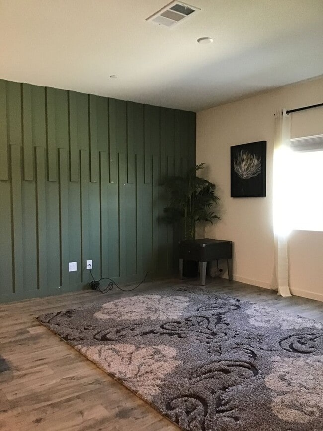 Building Photo - Beautiful home Near bus/transportation for...