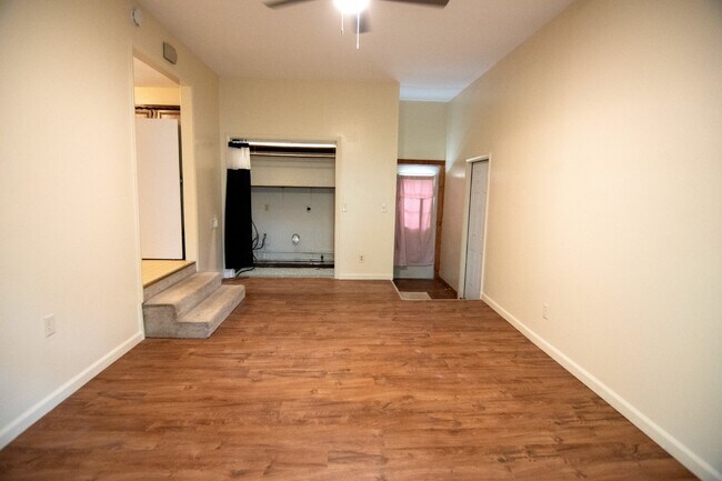 Building Photo - 2 Bedroom 2 Bath + Bonus Room