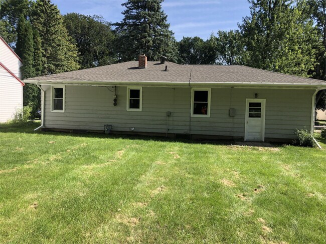 Foto del edificio - 1319 Hillcrest Ct