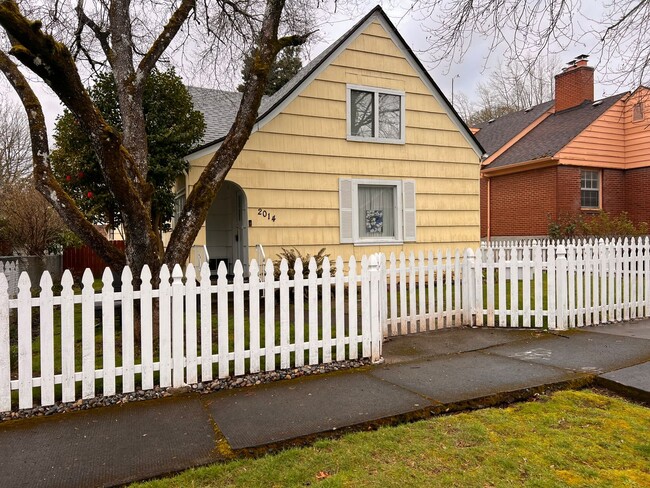 Building Photo - Adorable Arnada Bungalow