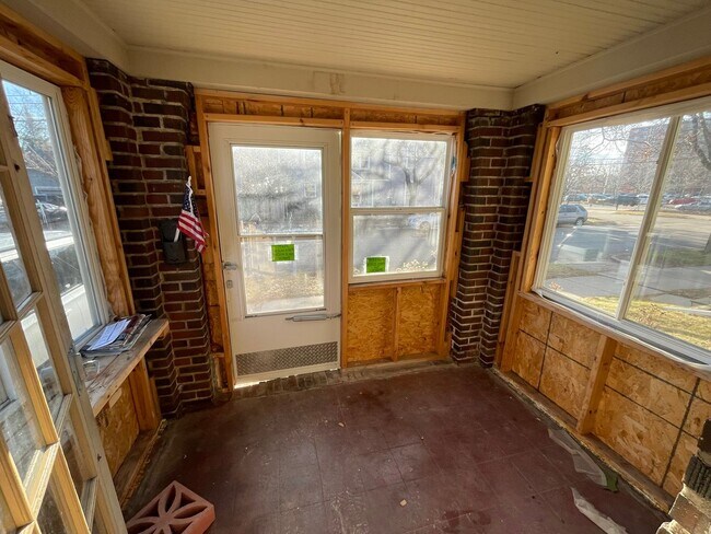 Building Photo - 620-622-622 Henrietta St