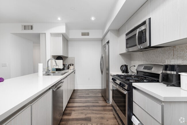 4BD, 3BA - 1,309SF - Kitchen - 1539 Beloit Ave
