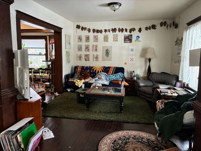 Building Photo - 4 Bedroom, 2 Bathroom Home With Views of Downtown & Fenced In Yard