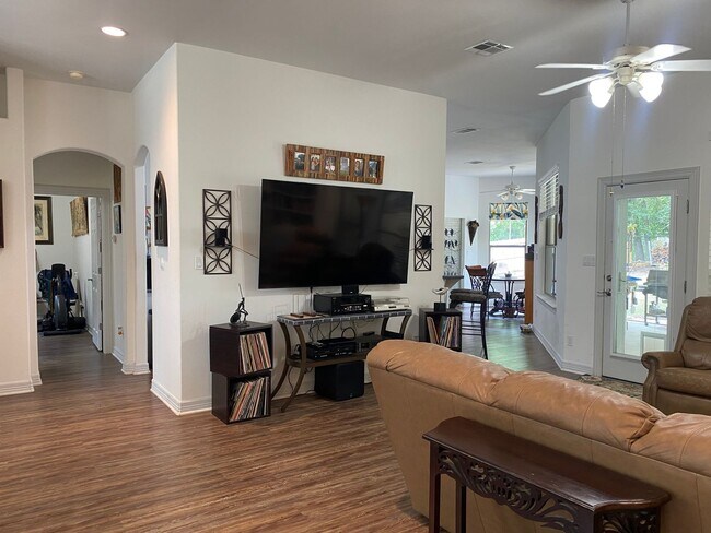 Foto del edificio - 3 BEDROOM, 3 BATHROOM IN SALADO