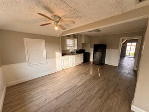 Building Photo - 104 S 7th St