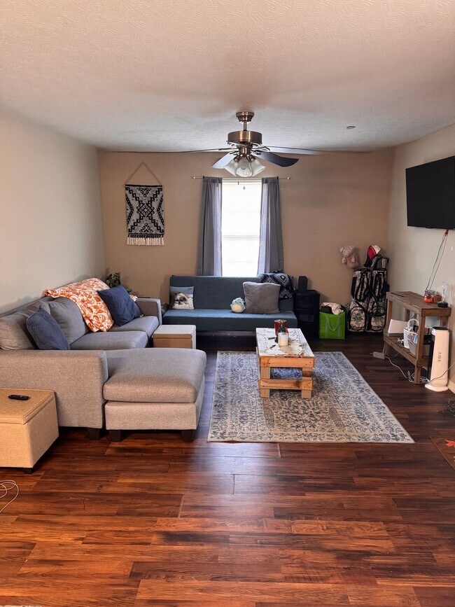 Foto del edificio - Fully Furnished 2 bed / 2.5bath - Luxury Apartment on Marshall Campus