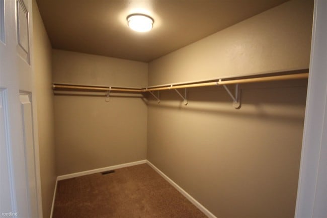 Building Photo - 3 br, 2 bath Triplex - 296 N Spruce Dr Apt B
