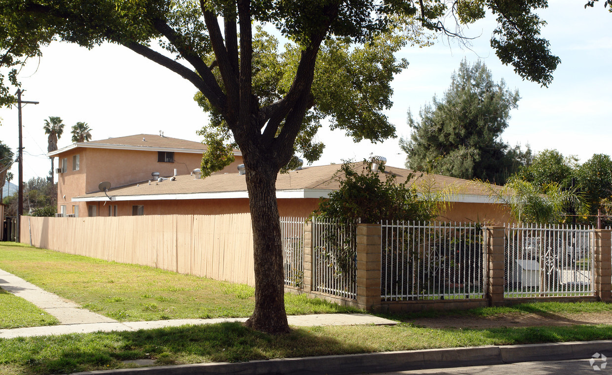 Building Photo - Charwood Apartments