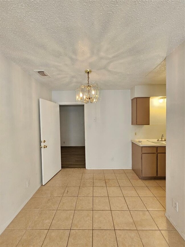 Foto del edificio - 6000 Emerald Forest Dr