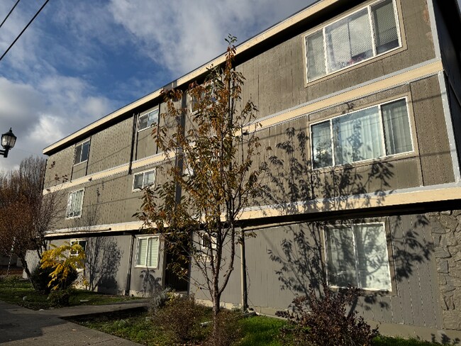 Building Photo - 1004 S Cloverdale St