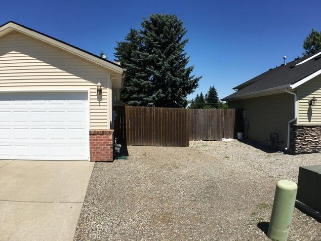 Building Photo - Broadmoore Estates!