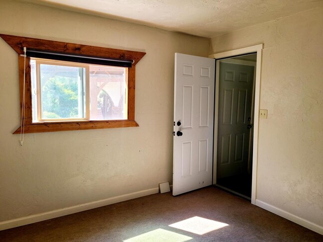 Building Photo - Cottage- 40333 Lobart Way