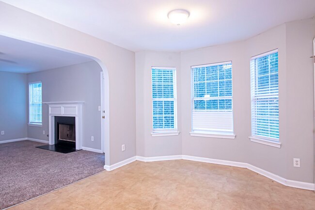 Building Photo - Spacious 4-Bedroom Home with Fireplace, St...