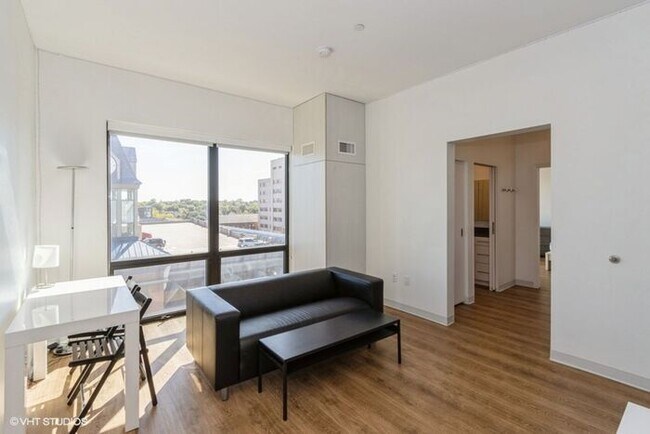 Foto del edificio - $1,699 | 1 Bedroom, 1 Bathroom Furnished Apartment | 6th Floor | Cat Friendly | Available for an ...