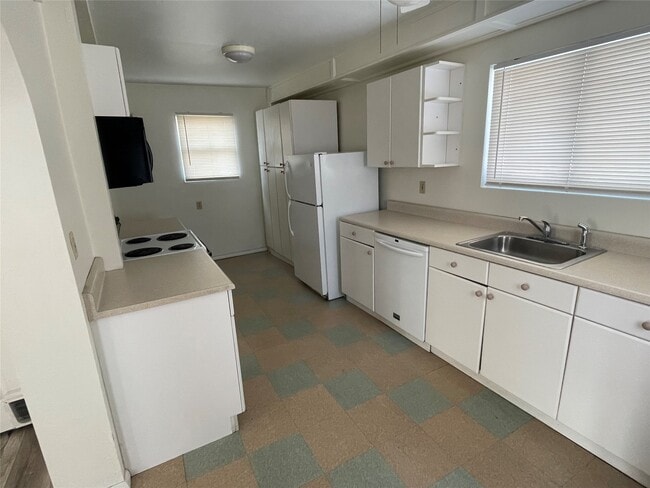 Building Photo - 912 W 2nd St