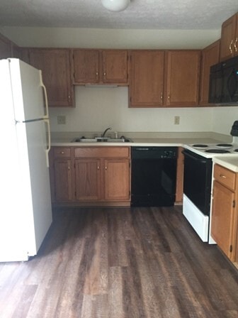 Building Photo - 760 Village Dr