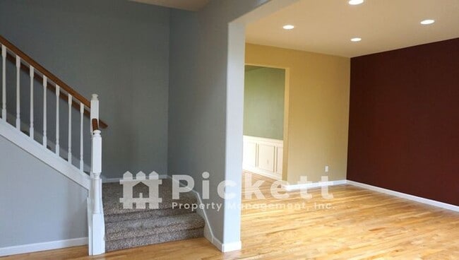 Building Photo - Spacious 4 Bedroom in Newberry Woods with ...