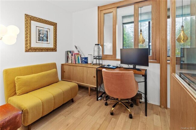 Foto del edificio - 150 N Bedford Rd