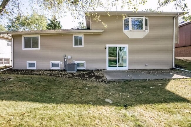 Building Photo - 22830 Lakeshore Dr