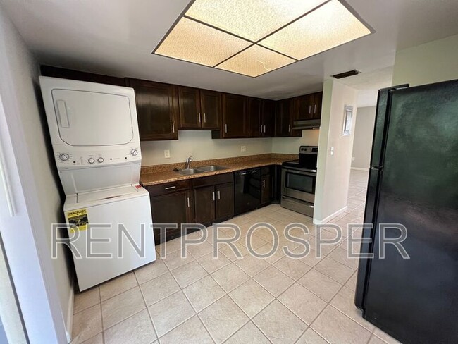 Foto del edificio - 6075 Village Cir