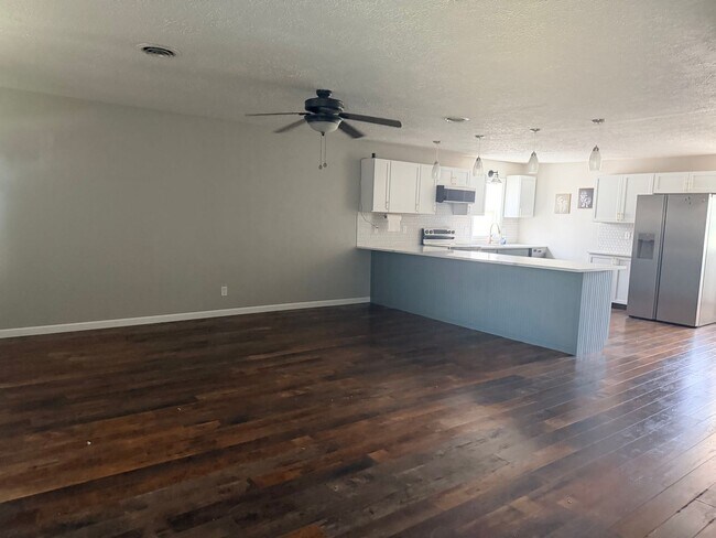 Building Photo - 605 11th St