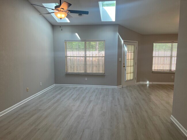 Foto del edificio - 2211 Hickory Manor Way