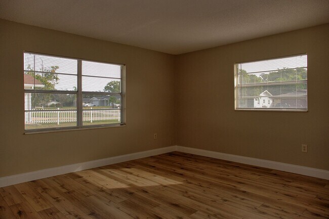 Foto del edificio - 4 bedroom 2 bath  single-family home in Co...