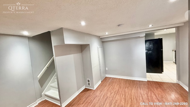 Building Photo - 747 Parkview Cres