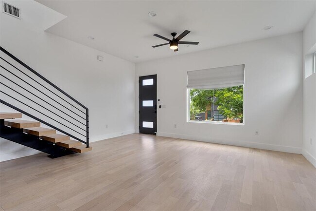Building Photo - 4712 Reyes St