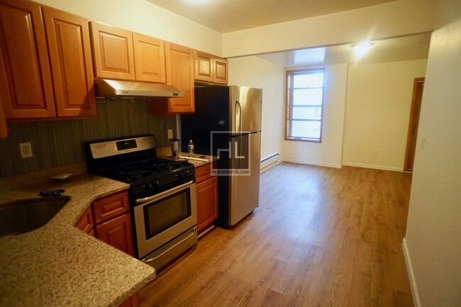 Building Photo - Large, Quiet 2 Bed in Sunset Park