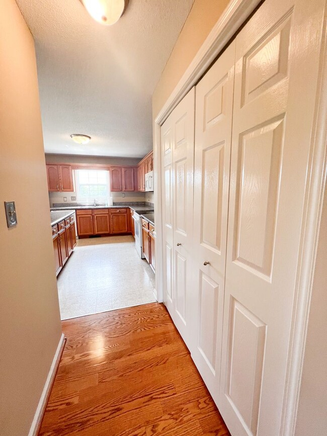 Building Photo - 3 Bedroom 2 1/2 Bathroom Home with fenced ...