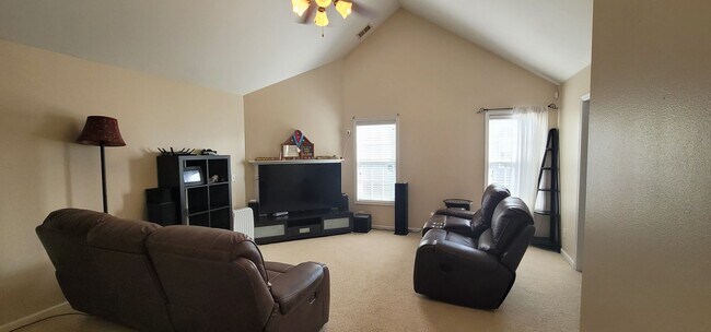 Foto del edificio - 4 Bedroom, 3 Full Bath with Bonus Home Boasting 2000+ Sq Ft