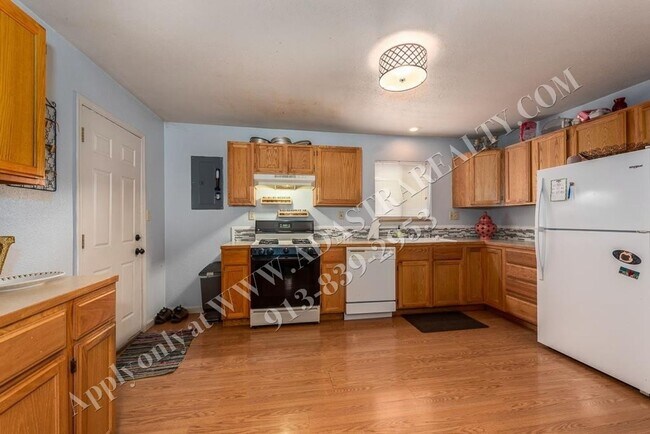 Foto del edificio - Beautiful KCK Home for Rent in Highland Crest Neighborhood-Available in MARCH!!