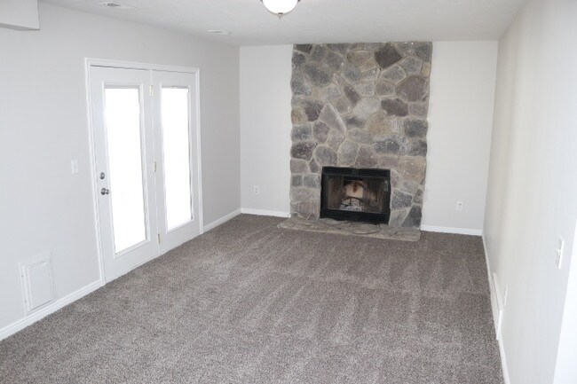 Building Photo - 872 W Greenoaks Dr