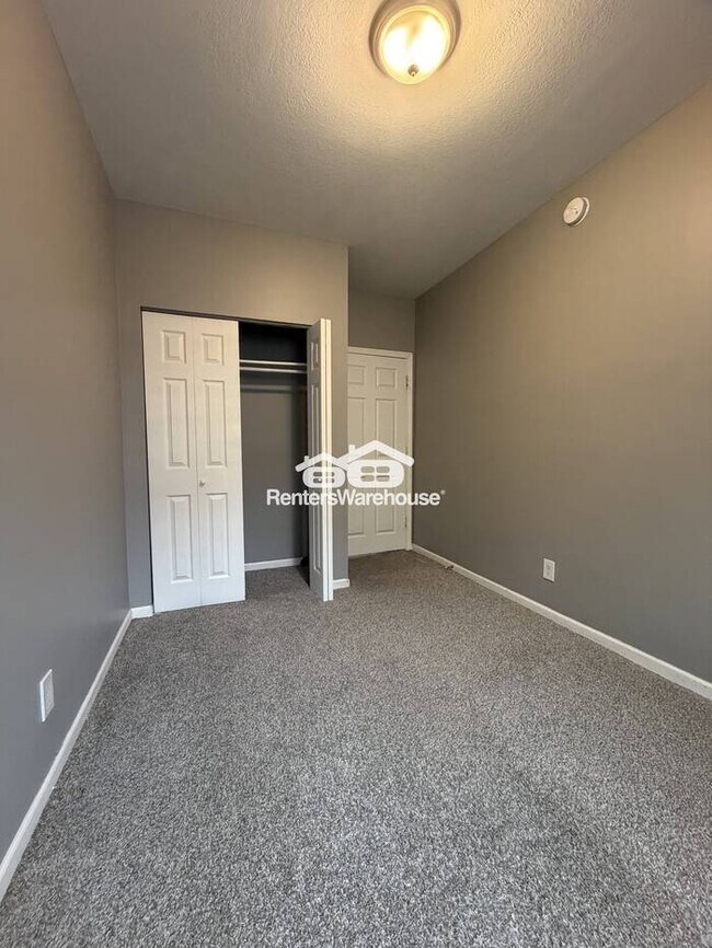 Foto del edificio - Available Now 5 bedroom 2 bath Duplex in Minneapolis