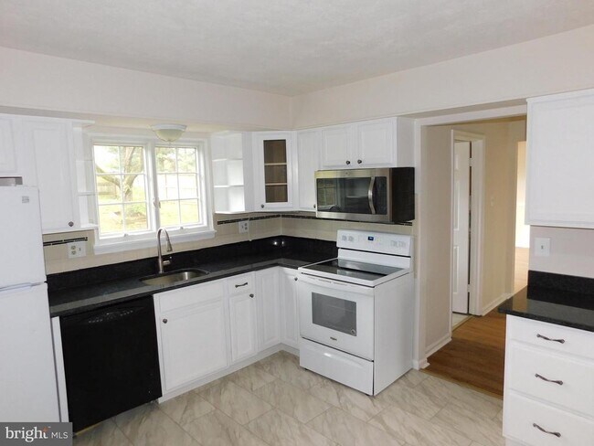 Foto del edificio - 916 Pointer Ridge Dr