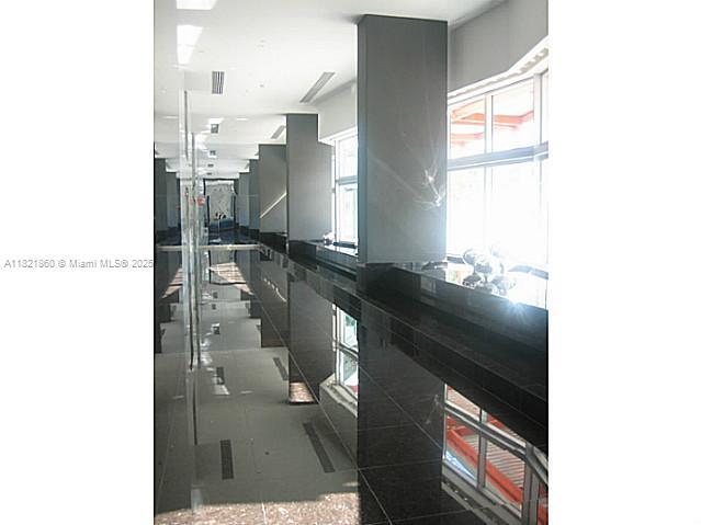 Foto del edificio - 325 S Biscayne Blvd