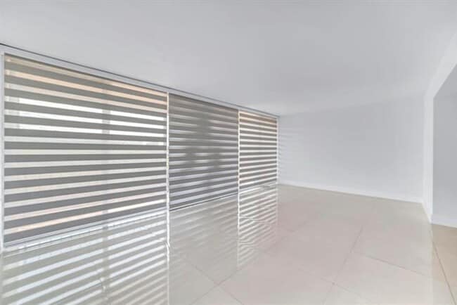 Building Photo - 9240 Fontainebleau Blvd