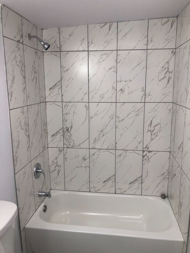 Foto del edificio - NEWLY REMODELED 3 BEDROOM 2 BATH HOME COME...