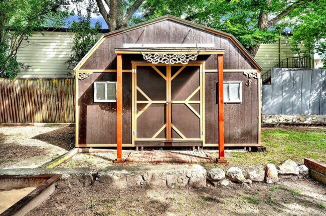 Building Photo - 608 W Hopkins St