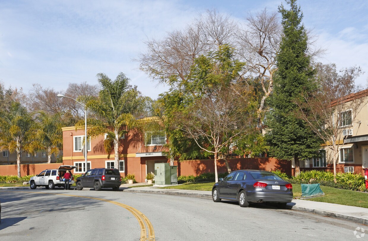 Building Photo - Continental Gardens