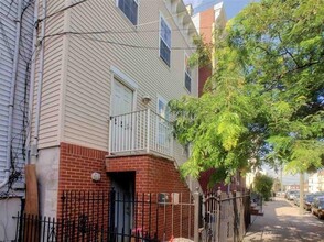 Building Photo - 225 Halladay St