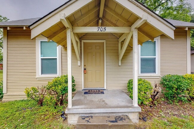 Building Photo - Available Mid-July! 3 Bedroom Home for Lea...