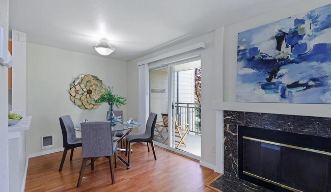 Foto del edificio - Stunning 2 Bed 2 Bath Bellevue Condo w/ Community Pool, Cabana, Exercise Room and More!