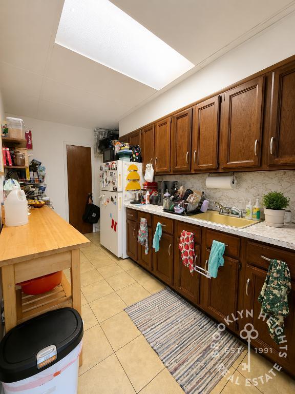 Foto del edificio - Floor-Through 1BR + Den – Top Floor Brownstone – Sun-Filled – Prime Location