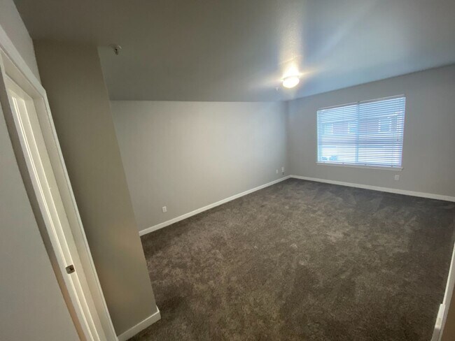 Foto del edificio - 2 Bedroom with a Den, 1-car oversized detached garage, DuPont Condo