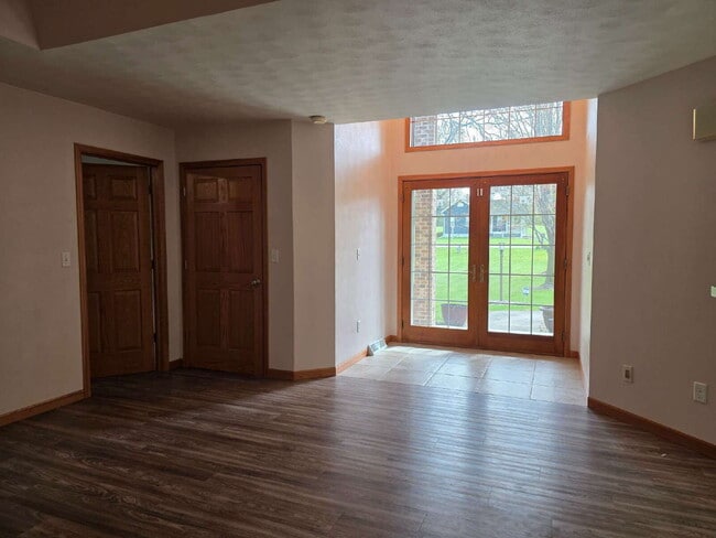 Building Photo - Multi generational Home New London
