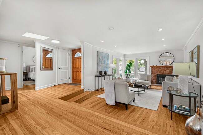 Foto del edificio - West San Jose home four bedrooms three baths with separate bedroom and full bath