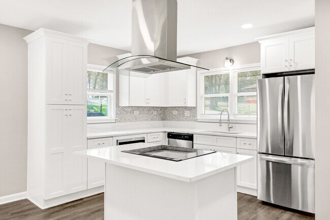 Building Photo - 2122 Holly Hill Dr
